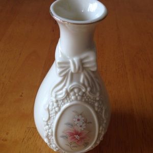 Vintage Royal Heritage Collection The Cameo Ribbon Floral Decorative Vase